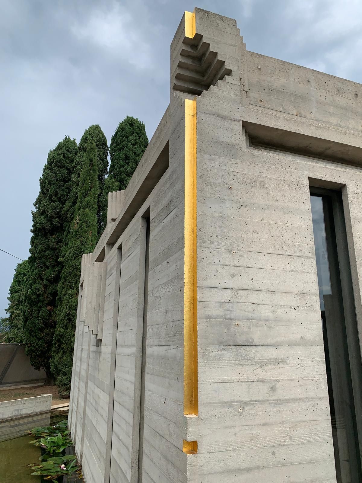 Scarpa — Tomba Brion gold inlay line